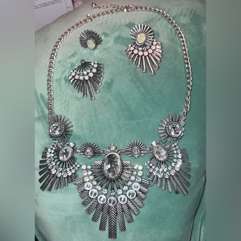 Earrings and necklaces set